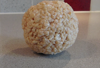 Bola de nubes y arroz inflado para modelar con fondant