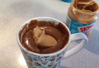 Mugcake de Chocolate con Mantequilla de Cacahuete