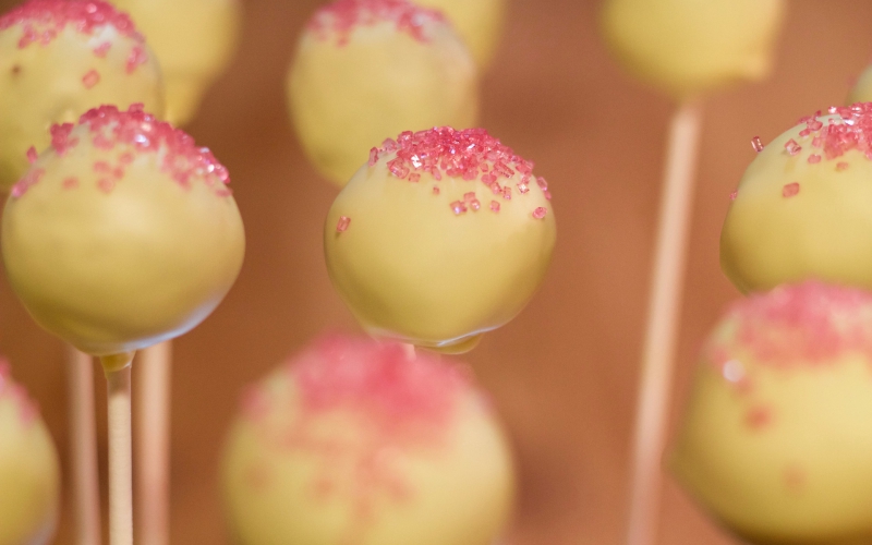 Cake Pops de Red Velvet con cobertura de Chocolate Blanco