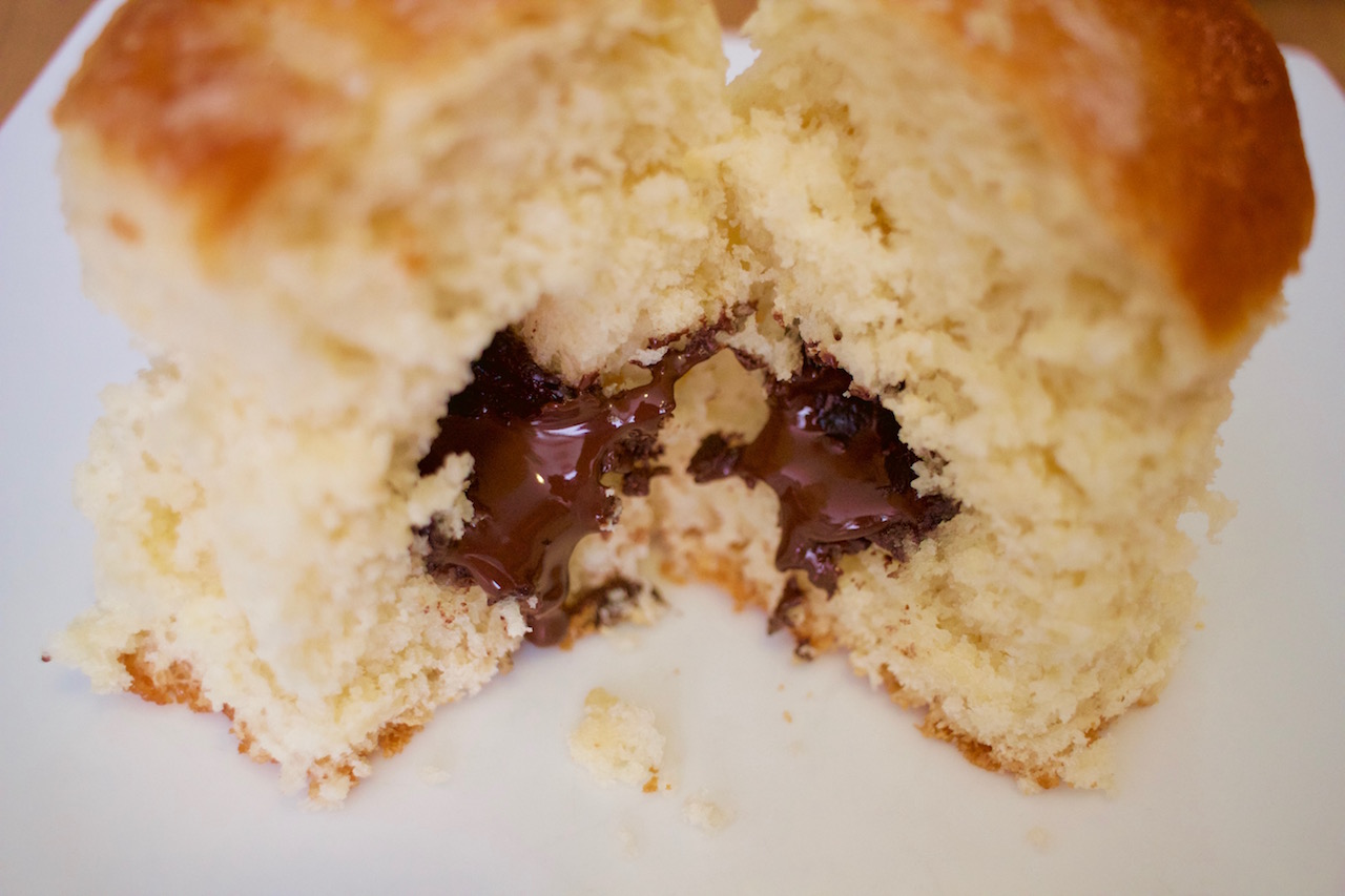 Detalle chocolate fundido brioche portugués