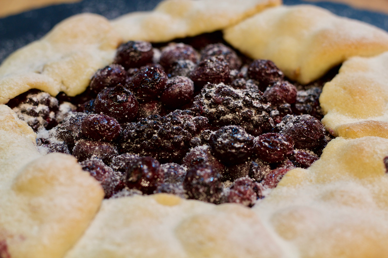 detalle del pastel de arándanos y moras